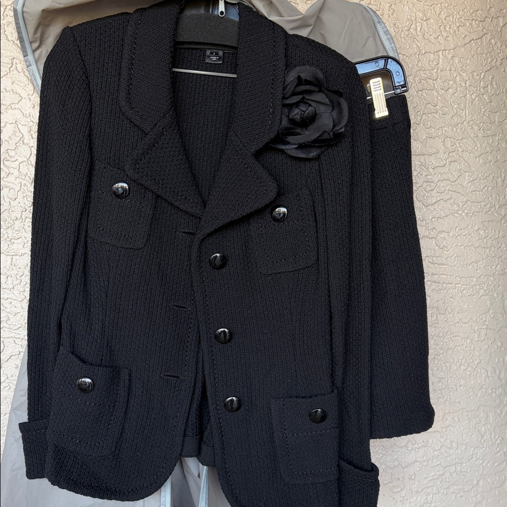 St. John Elegant Black Blazer and skirt with Floral Accent size 2